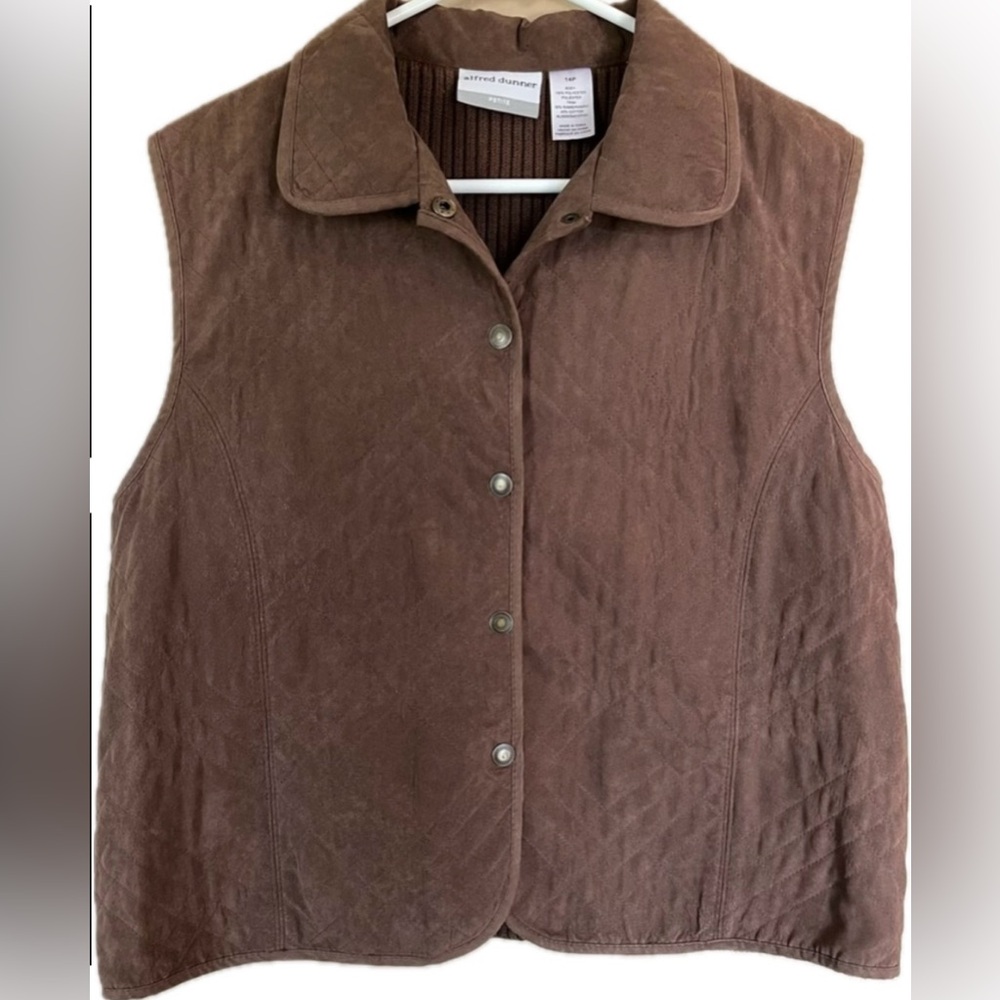 Alfred Dunner brown quilted vest. Excellent condition! Women’s size 14P